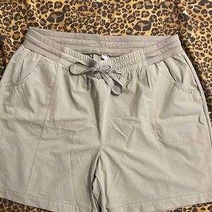 Women’s Light Green Shorts with Pockets and String to adjust size. (Size 1X)